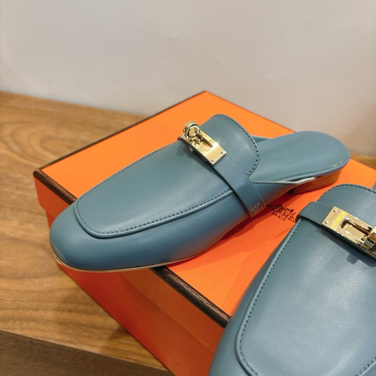 HM 26ss Mule Deep Blue Calfskin Gold Buckle 638465