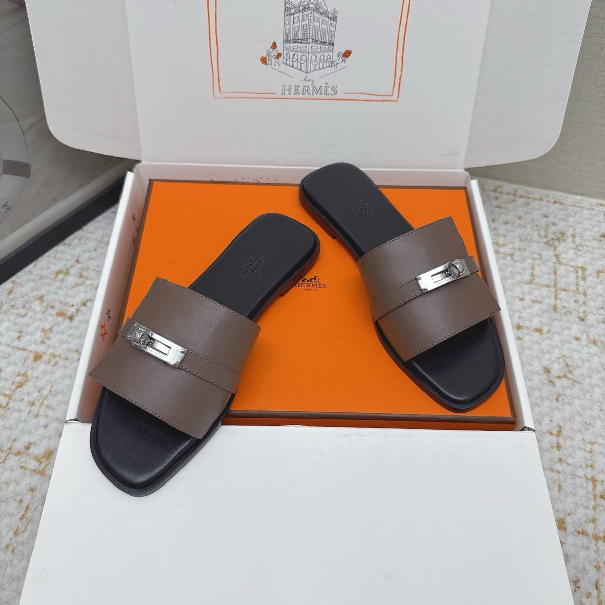 HM 26ss Oasis Sandals Brown Black Sheepskin Sliver Buckle 625165