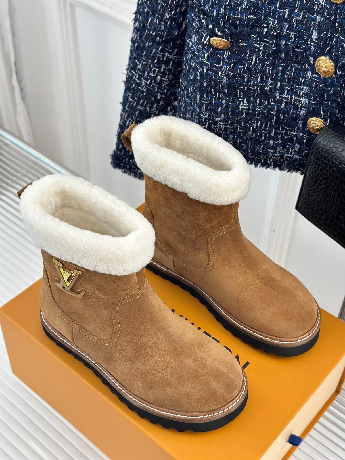 CHUNKY SOLE SNOW BOOTS IN PEANUT BROWN SUEDE AND WHITE WOOL