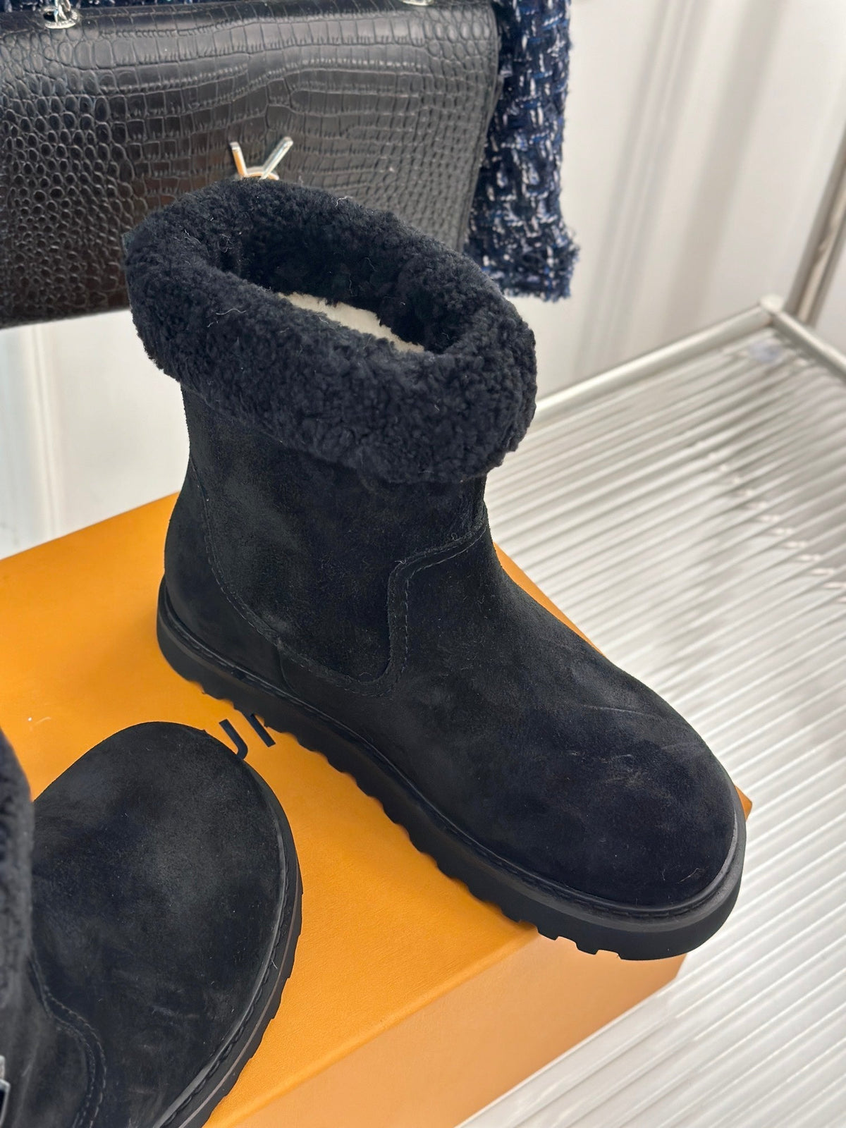 CHUNKY SOLE SNOW BOOTS IN BLACK SUEDE AND WOOL