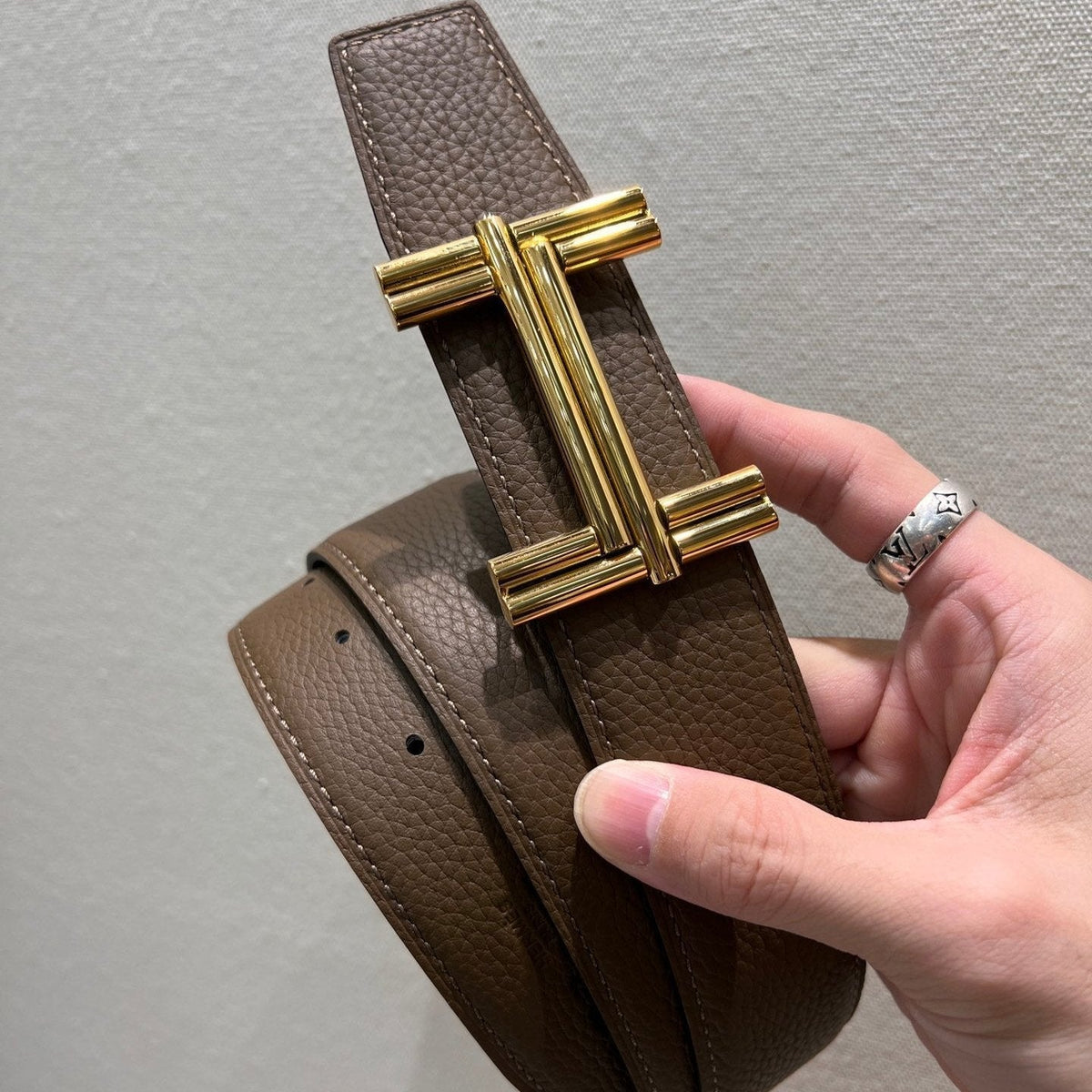 HM TRAVERSE BELT BUCKLE & REVERSIBLE COFFEE BROWN AND BLACK LEATHER STRAP 38 MM GOLD HARDWARE