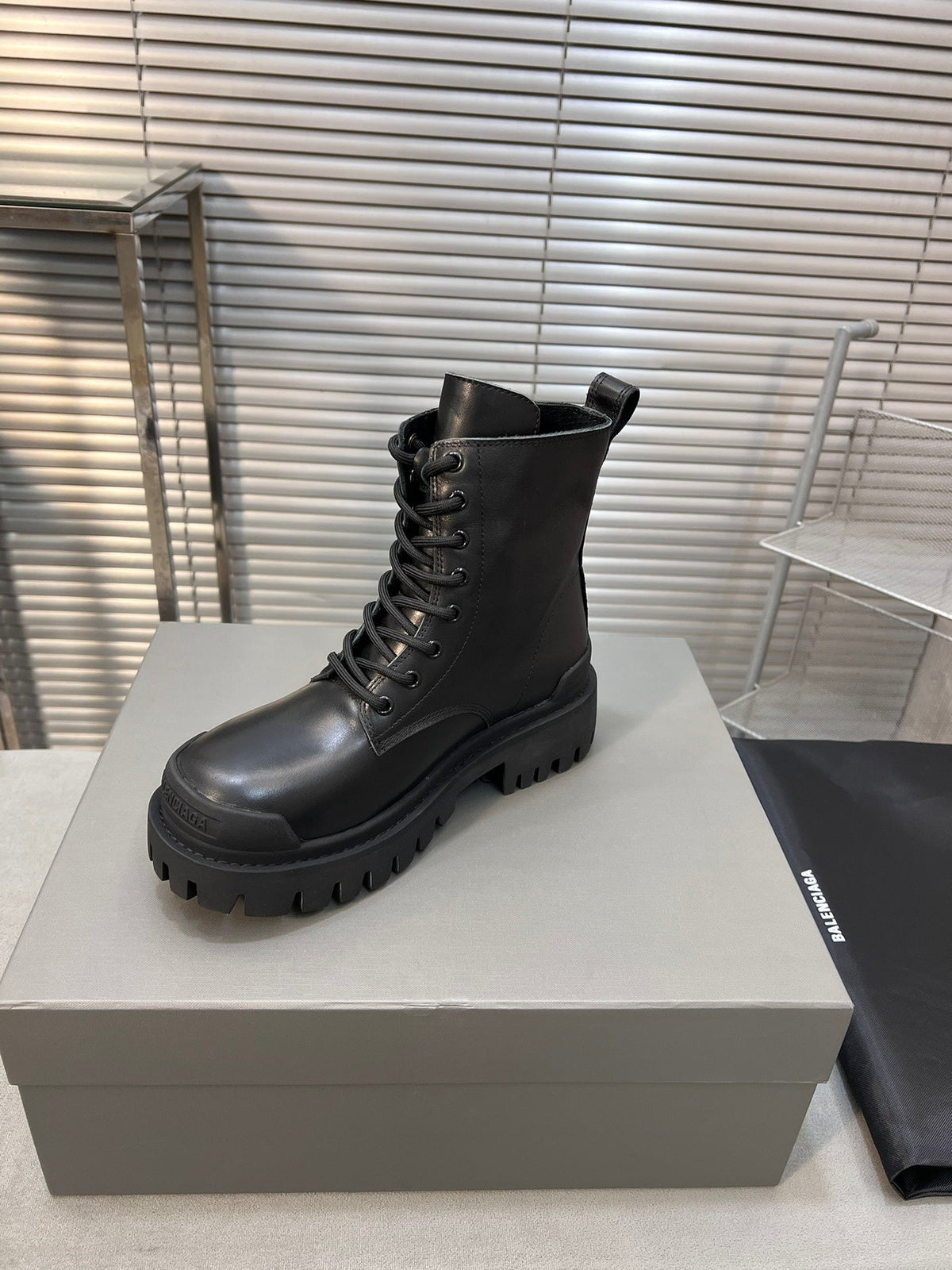 CHUNKY BOOTS IN BLACK SMOOTH CALFSKIN