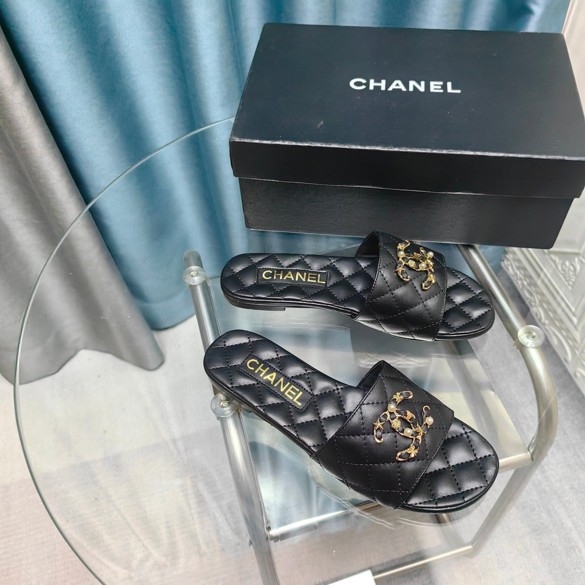 QUILTED SLIPPERS BLACK SHEEPSKIN