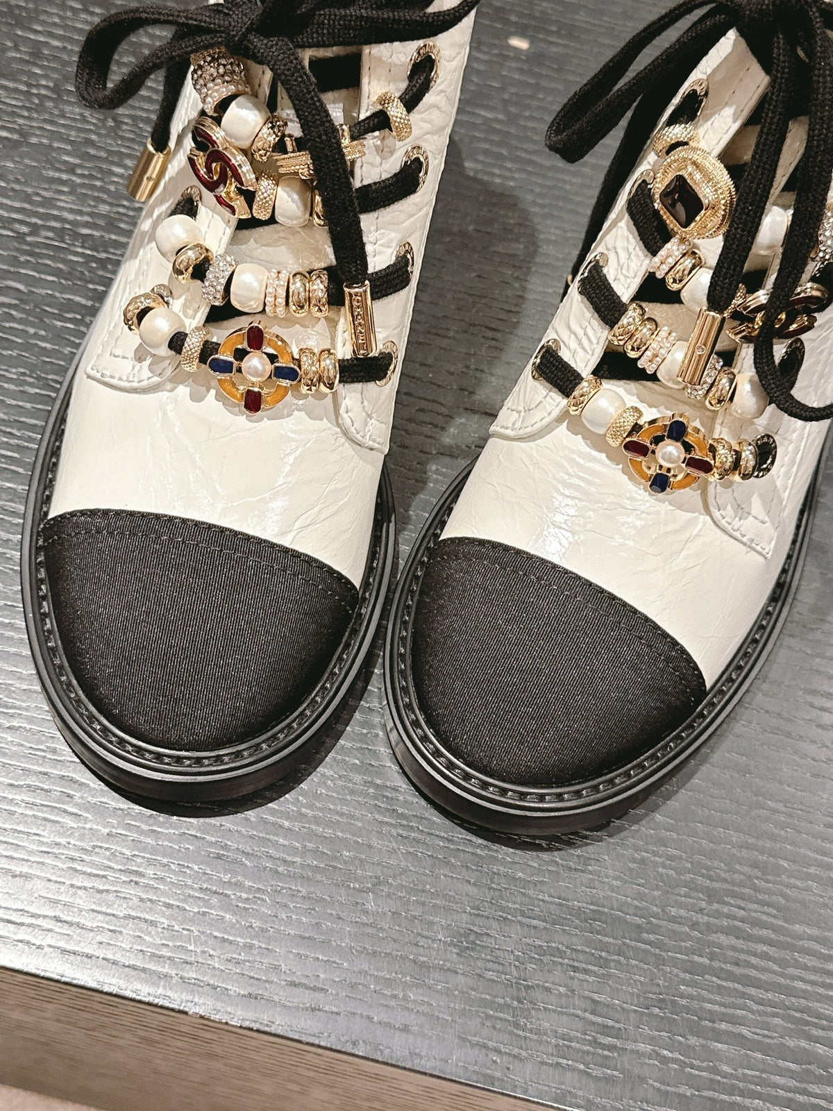 OXFORD SHORT BOOTS WHITE MIX BLACK SHEEPSKIN