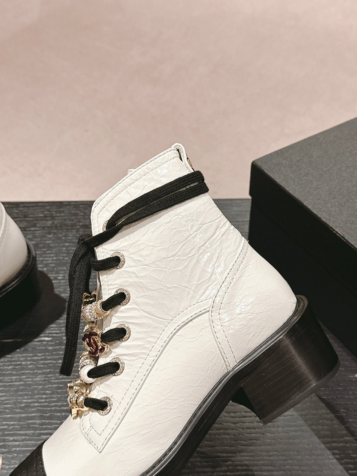OXFORD SHORT BOOTS WHITE MIX BLACK SHEEPSKIN