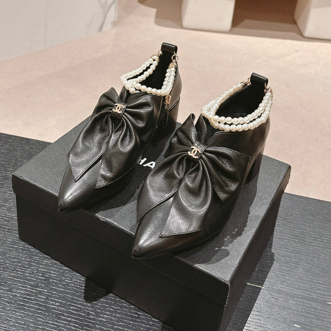 SHORT BOOTS IN BLACK SHEEPSKIN WITH BOW