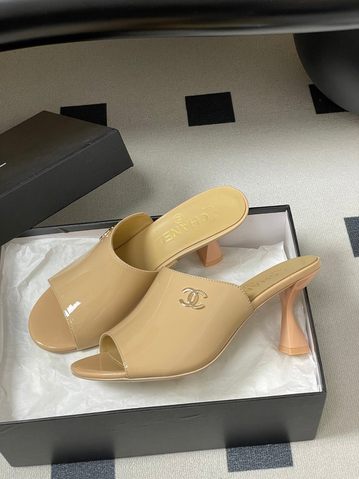 CC 26 Sandal Beige Patent Leather 593321