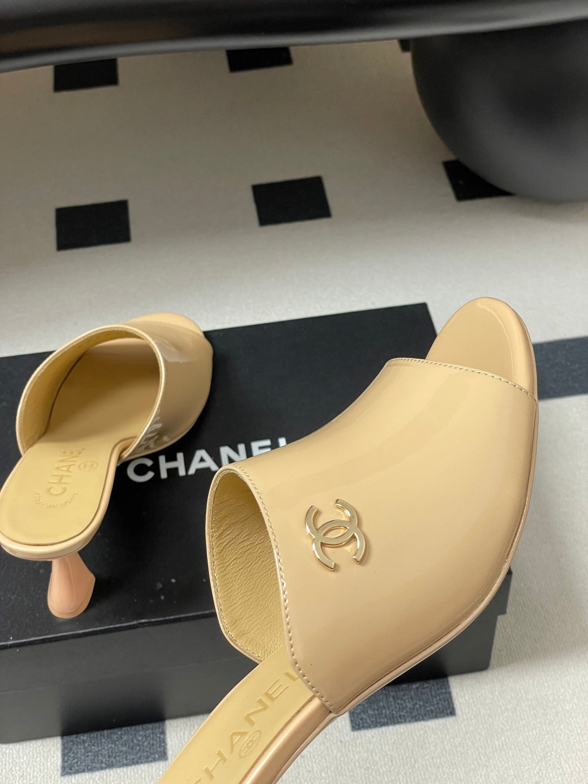 CC 26 Sandal Beige Patent Leather 593321