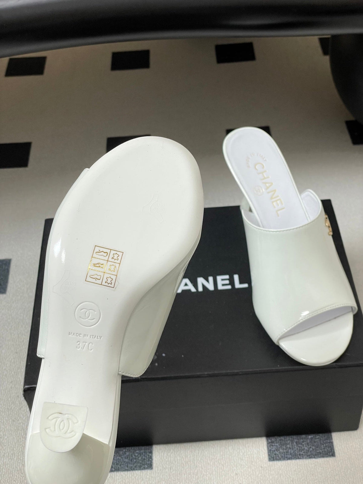 CC 26 Sandal White Patent Leather 593322