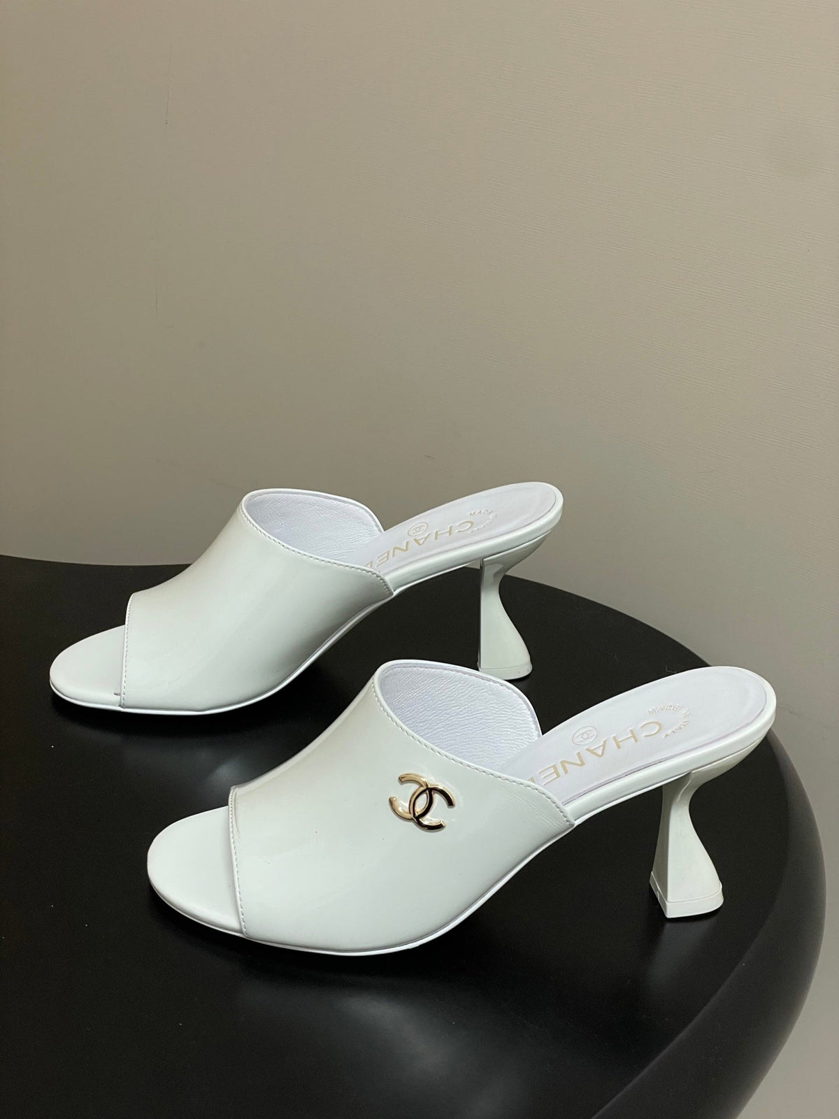 CC 26 Sandal White Patent Leather 593322