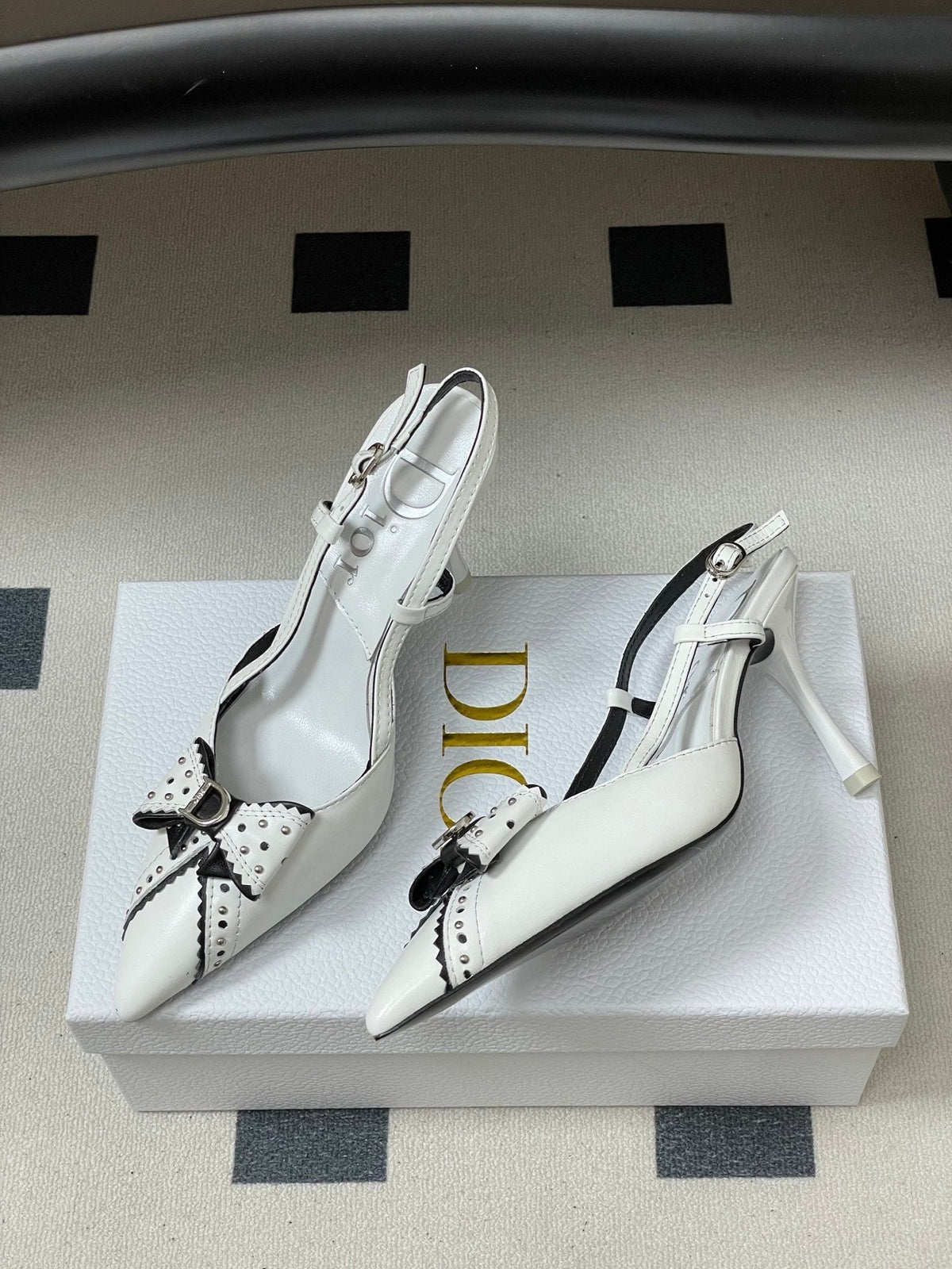 CD 26 Pointed Toe Slingback White Sheepskin 632582