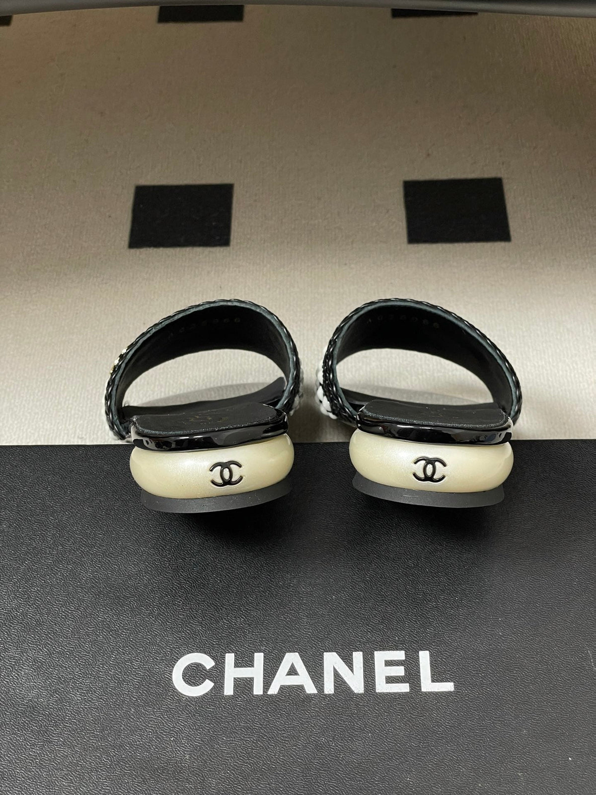 CC 26s Pearl Flat Sandals Black White Patent Leather 649543