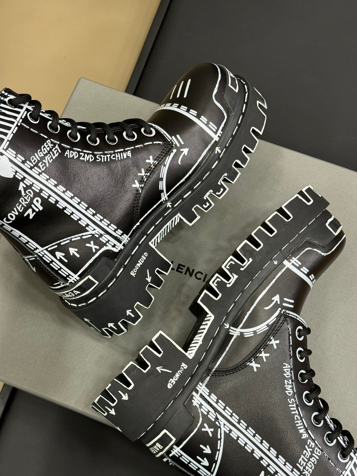 CHUNKY BOOTS IN BLACK SMOOTH CALFSKIN WHITE PRINT