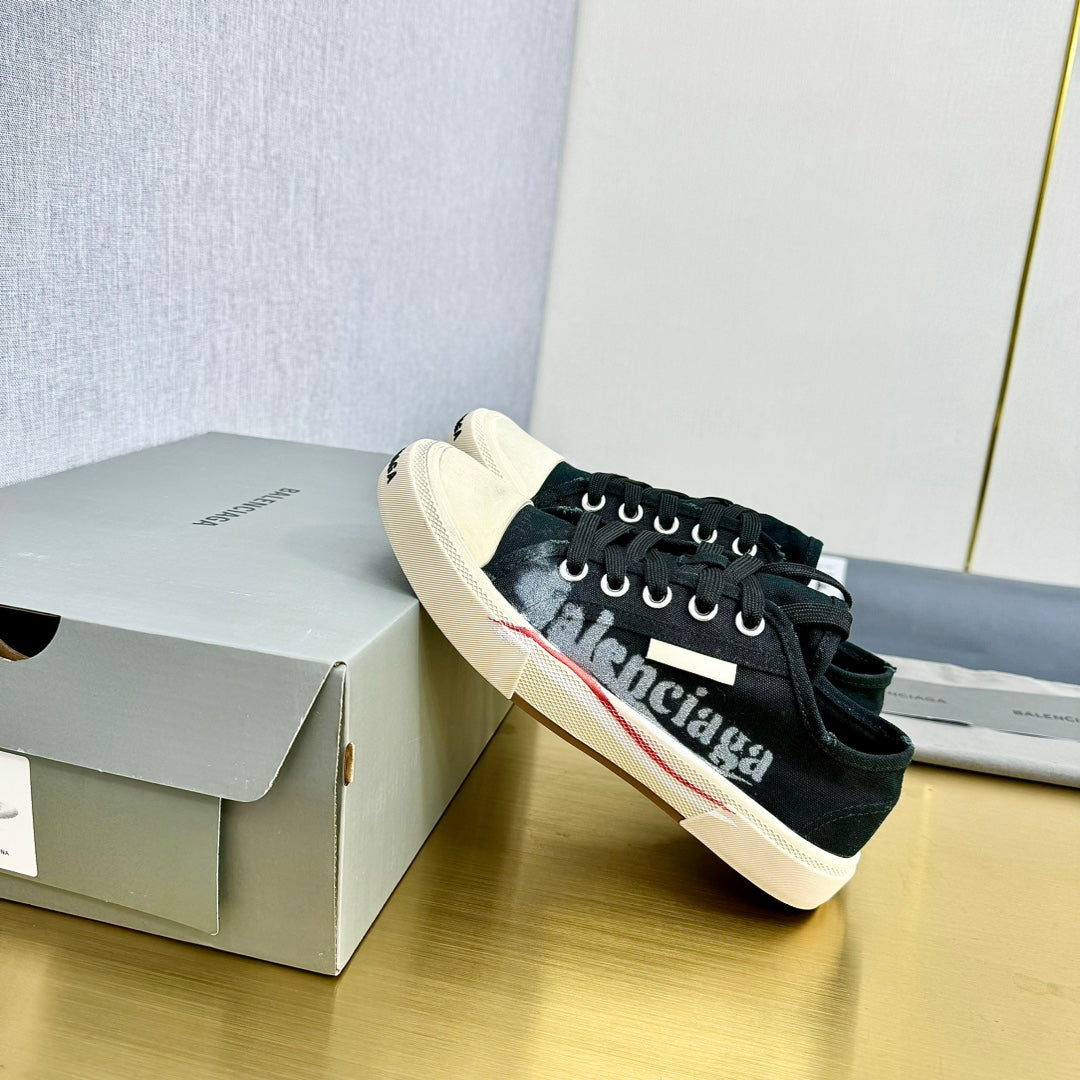 SNEAKERS IN BLACK CANVAS GRAFFITI LOGO