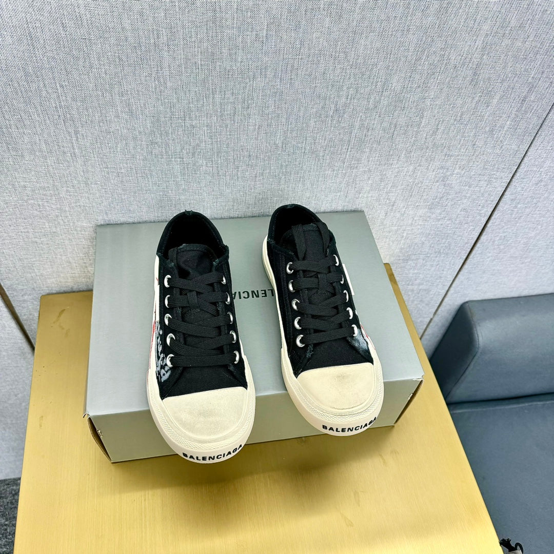 SNEAKERS IN BLACK CANVAS GRAFFITI LOGO