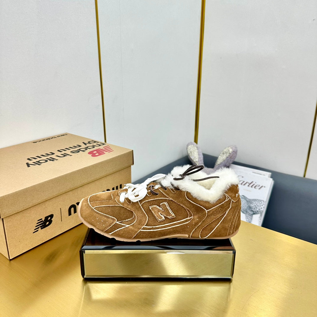 MIUXNB 530 SNEAKERS IN BROWN SUEDE SHEARLING