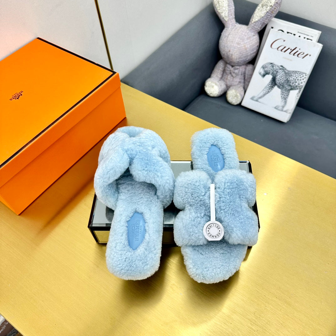 ORAN SHEARLING SANDALS POWDER BLUE