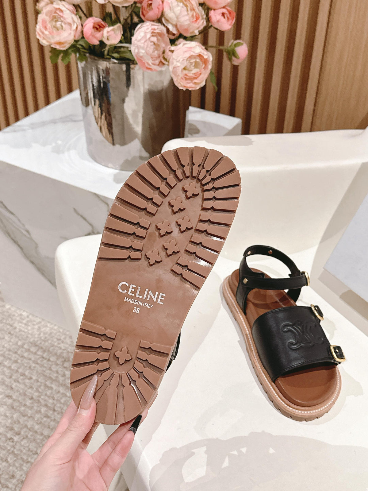 FLAT SANDALS IN BLACK TRIOMPHE EMBOSSED SMOOTH CALFSKIN