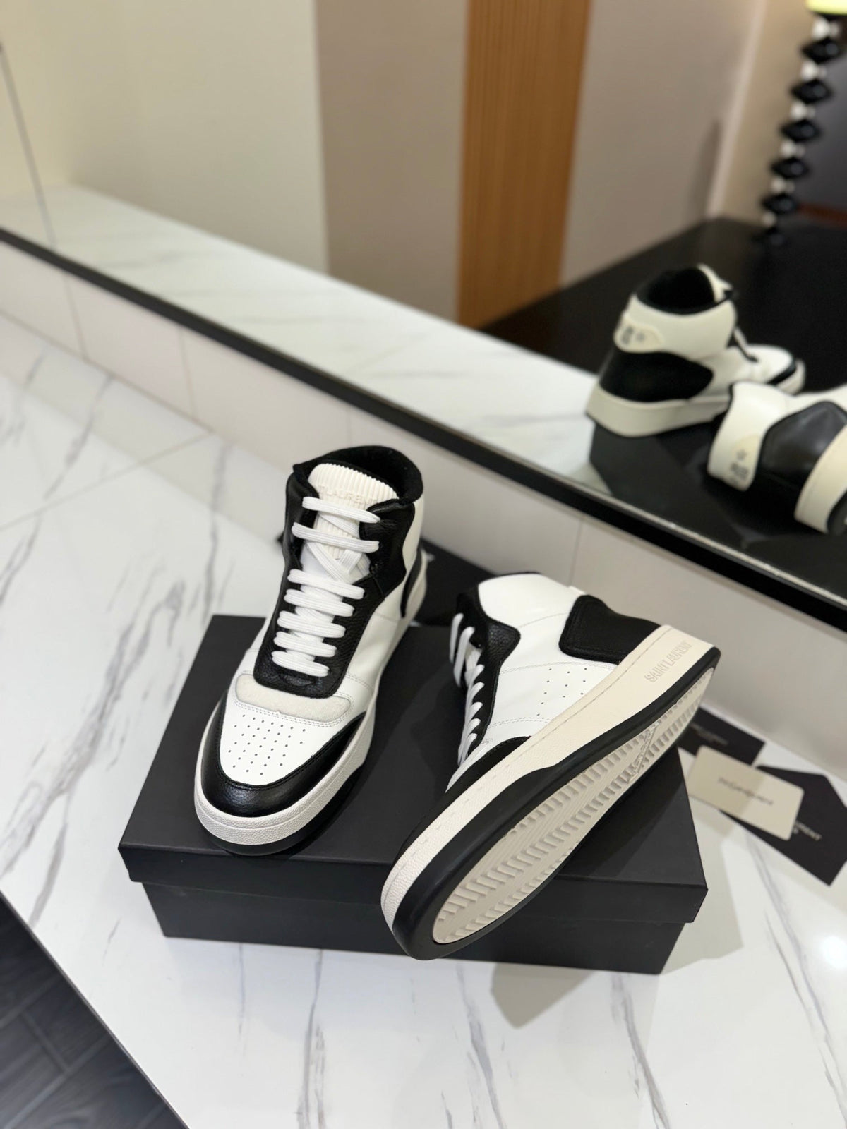 MID-TOP SNEAKERS IN WHITE MIX BLACK PERFORATED LAMBSKIN